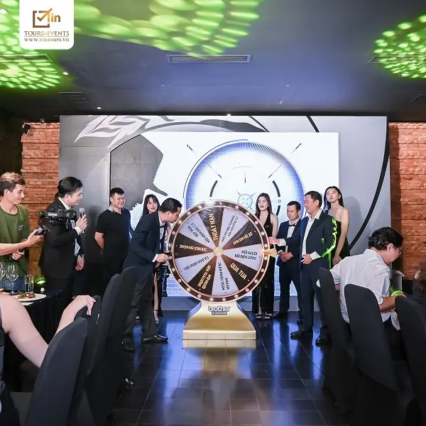 Kh&aacute;ch mời tham dự chương tr&igrave;nh dịch vụ tổ chức tất ni&ecirc;n