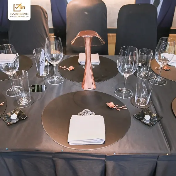 Kh&ocirc;ng gian b&agrave;n tiệc dịch vụ tổ chức tất ni&ecirc;n chuẩn bị