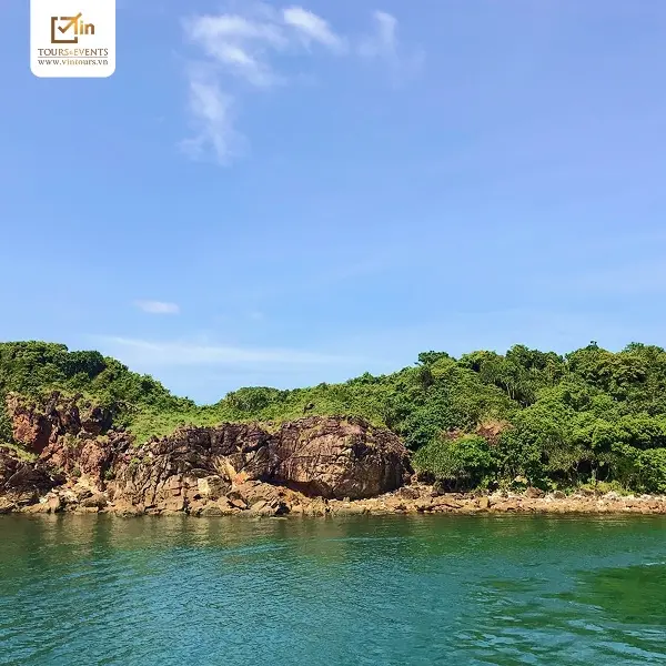 Hòn Ngang địa điểm du lịch free ở Nha Trang dành cho du khách 