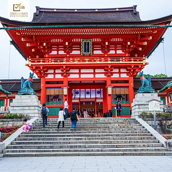 Đền Fushimi Inari Taisha một trong những điểm đến không thể bỏ qua trong tour khám phá địa phương Kyoto 
