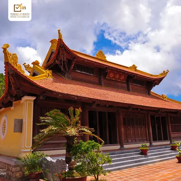 Chùa Núi Một là nơi chiêm bái và ngắm toàn cảnh thị trấn Côn Đảo