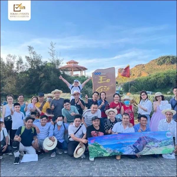Đi theo tour là hình thức du lịch trọn gói, công ty lữ hành sẽ lên kế hoạch chi tiết từ A đến Z