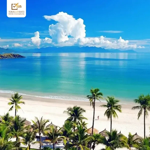 B&atilde;i biển Mỹ Kh&ecirc; l&agrave; địa điểm check-in đẹp v&agrave; nổi tiếng ở Đ&agrave; Nẵng kh&ocirc;ng n&ecirc;n bỏ qua.