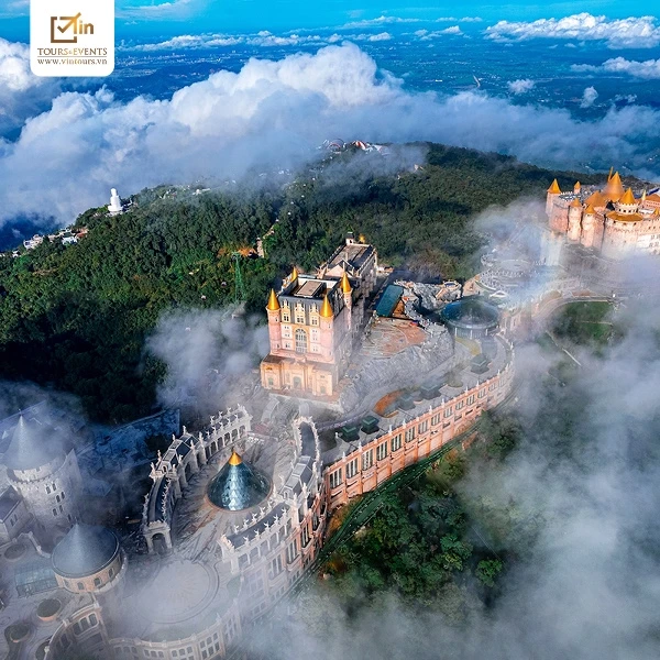 B&agrave; N&agrave; Hills l&agrave; một trong những địa điểm tham quan tại Đ&agrave; Nẵng nổi tiếng với kh&iacute; hậu m&aacute;t mẻ v&agrave; kiến tr&uacute;c đậm chất Ph&aacute;p