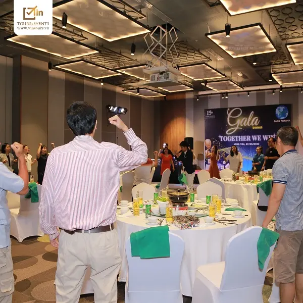 Nh&acirc;n vi&ecirc;n h&agrave;o hứng tại chương tr&igrave;nh tất ni&ecirc;n cho c&ocirc;ng ty