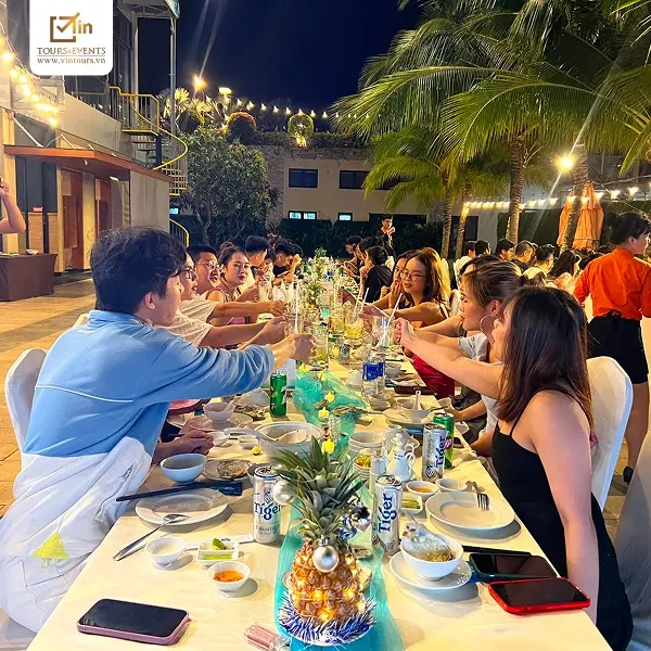 Kh&ocirc;ng gian nơi tổ chức chương tr&igrave;nh tất ni&ecirc;n cho c&ocirc;ng ty hiện đại